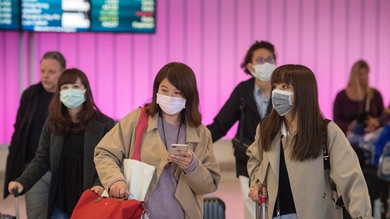 Des passagers portant des masques à leur arrivée à l'aéroport de Los Angeles (Etats-Unis), le 22 janvier 2020 ©AFP - Mark RALSTON / AFP