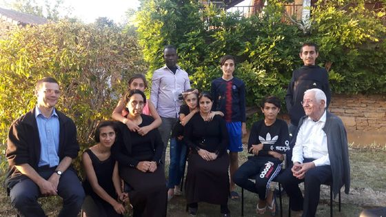 Basma et Nadiaf, deux veuves et mères de trois et quatre enfants accueillis dans la communauté de Taizé par frère Charles Eugène et frère David. ©Radio France - Nadine Epstain