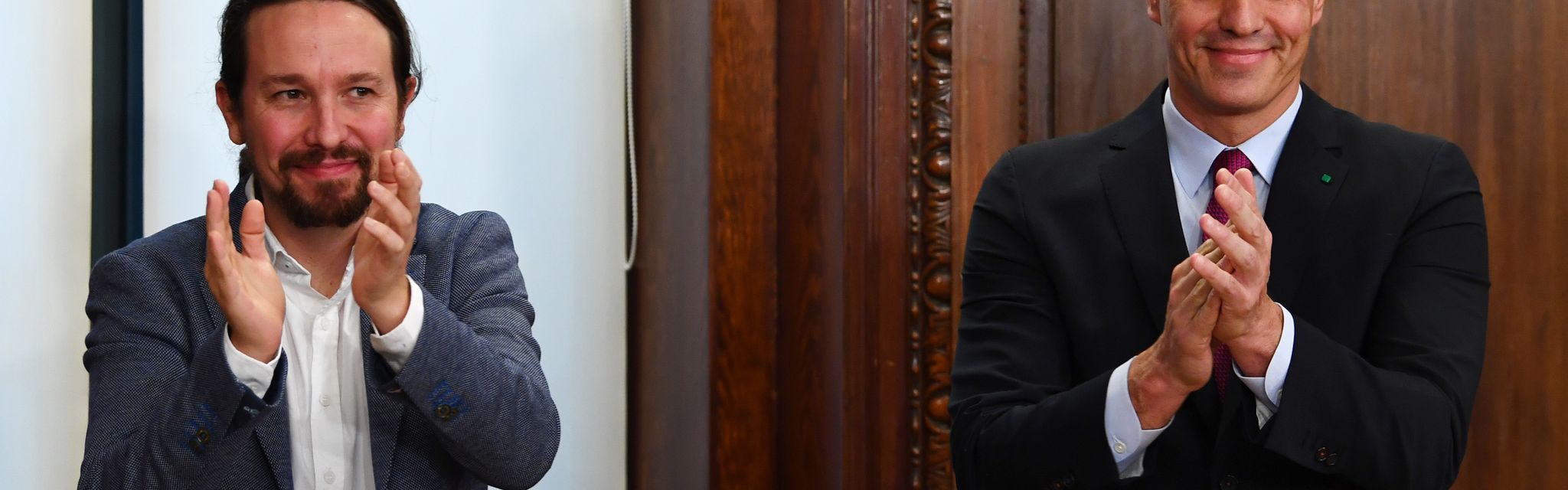 Le 30 décembre, le socialiste Pedro Sanchez (à droite) a conclu un accord de gouvernement avec le leader de Podemos Pablo Iglesias (à gauche)
