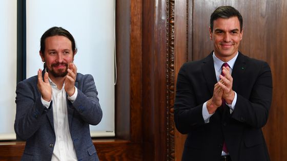 Le 30 décembre, le socialiste Pedro Sanchez (à droite) a conclu un accord de gouvernement avec le leader de Podemos Pablo Iglesias (à gauche) ©AFP - GABRIEL BOUYS