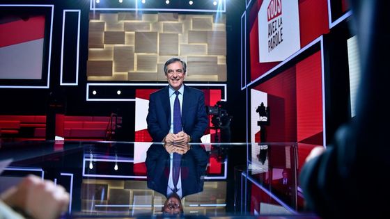 Face à Léa Salamé et Thomas Sotto, François Fillon a assuré qu'il excluait "absolument" un retour en politique. ©AFP - Martin Bureau