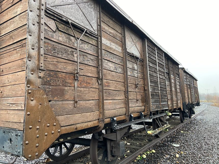 Un wagon de transport des déportés sur la Judenrampe, leur lieu d'arrivée à Auschwitz-Birkenau