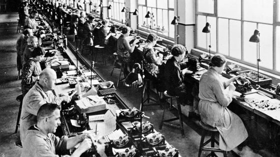 Image de propagande nazie qui montre des hommes et des femmes dans une usine en Allemagne en 1944. ©Getty - Berliner Verlag/Archive