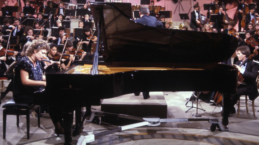La pianiste Brigitte Engerer dans l'émission 'Le Grand Echiquier' à la télévision le 21 mai 1984
