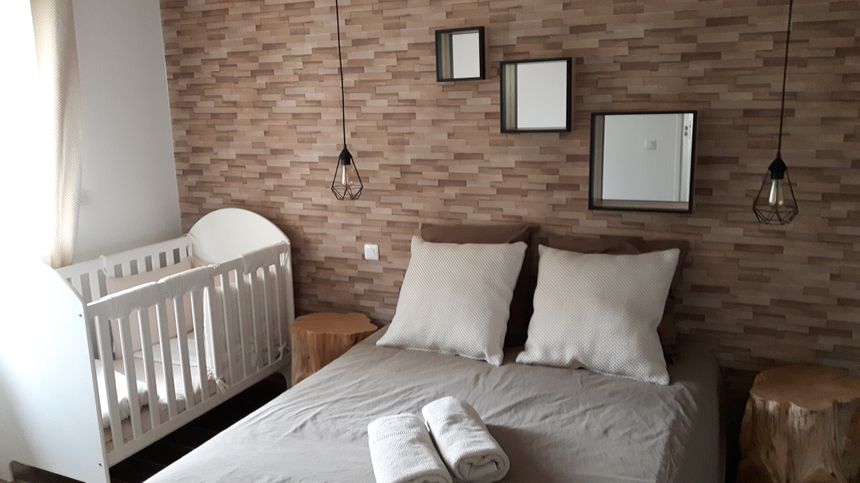 chambre parental équipée d'un lit bébé
