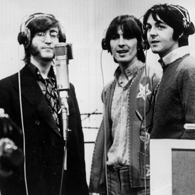 1968 : Trois Beatles ; de gauche à droite John Lennon, George Harrison et Paul McCartney, enregistrent dans un studio les voix pour leur nouveau dessin animé Yellow Submarine.