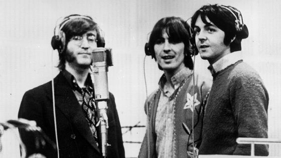 1968 : Trois Beatles ; de gauche à droite John Lennon, George Harrison et Paul McCartney, enregistrent dans un studio les voix pour leur nouveau dessin animé Yellow Submarine. ©Getty - Keystone Features / Hulton Archive