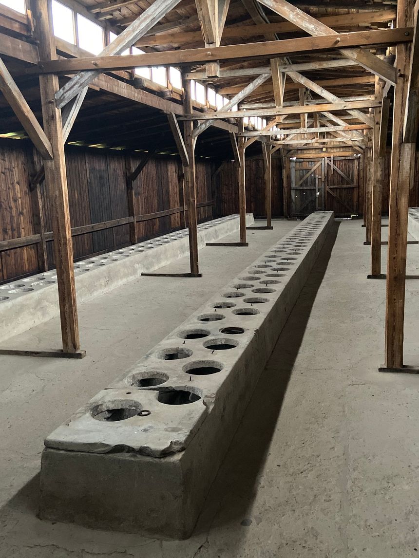 Les latrines à Auschwitz-Birkenau aujourd'hui