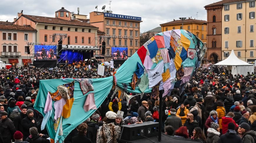 Manifestation des "Sardines", opposants à Salvini, à Bologne, le 19 janvier, où les électeurs sont appelés aux urnes ce week-end. Le 14 novembre 2019, ils étaient 15 000 à initier le mouvement.