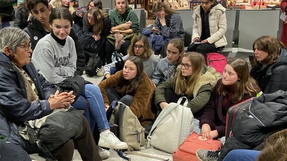 Ginette Kolinka devant une classe d'élèves, à l'aéroport de Cracovie ©Radio France - Christine Bernard