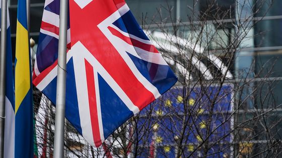 Le drapeau du Royaume-Uni flottant face au Parlement européen, à Bruxelles. ©AFP - Kenzo Tribouillard