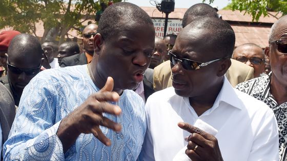 Patrice Talon (à droite), alors candidat à la présidentielle, en discussion avec Sebastien Ajavon, arrivé troisième au premier tour, aujourd'hui patron de la radio Soleil FM (20/03/2016) ©AFP - PIUS UTOMI EKPEI