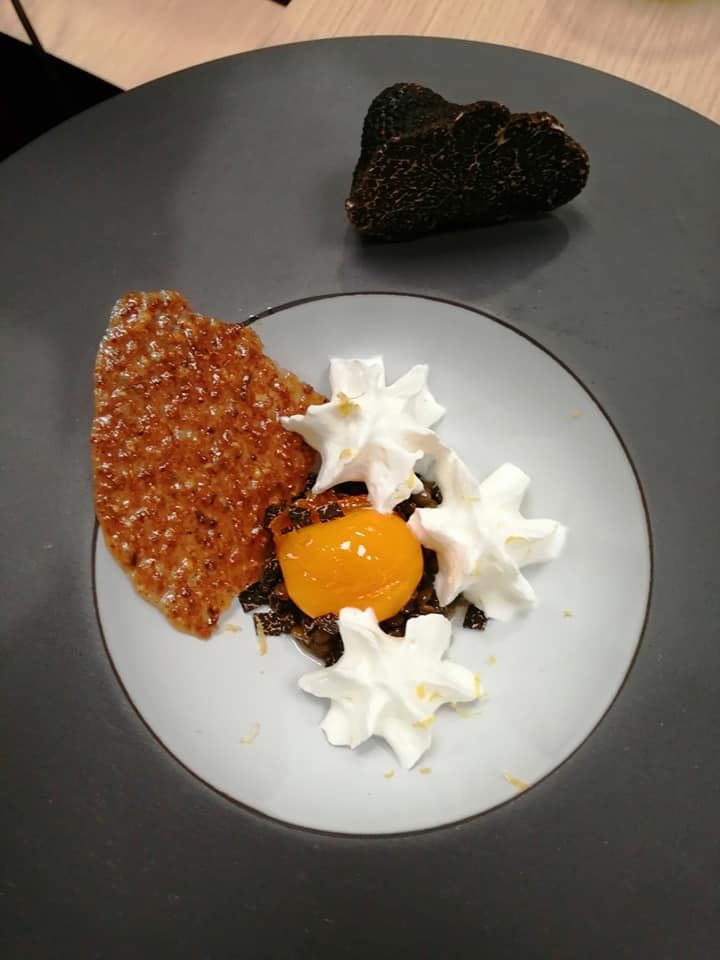 lentilles et jaune d'oeuf confit au sucre, brunoise de truffe, zeste de citron et tuile croustillante, par Nicolas Pailhès de L'Escapade à Richerenches