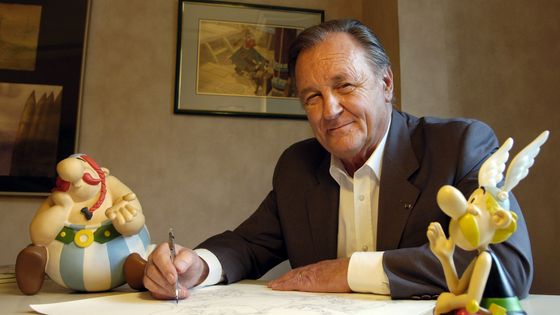 Albert Uderzo le 11 octobre 2005 dans son bureau des éditions Albert-René. ©AFP - Eric Feferberg