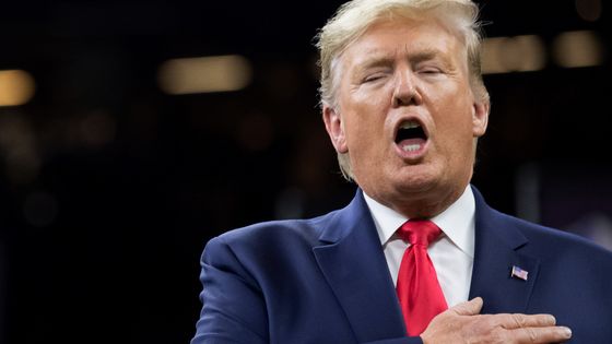 Donald Trump chantant l'hymne américain lors d'un match au Mercedes-Benz Superdome en Nouvelle Orléans (Louisiane, USA) le 13 janvier 2020 ©AFP - SAUL LOEB / AFP