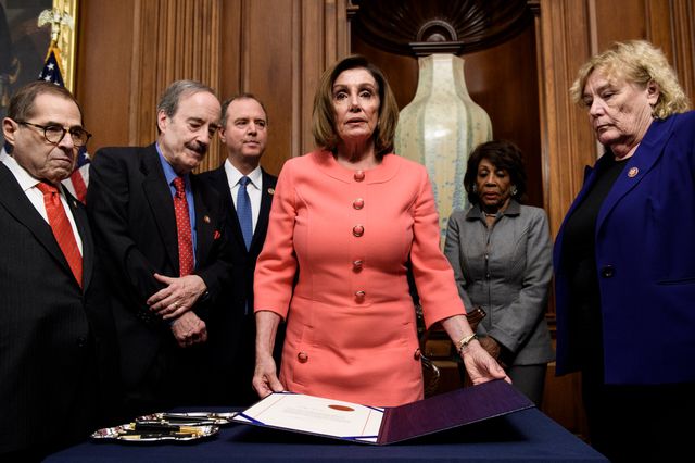 La présidente de la majorité démocrate à la Chambre des représentants, Nancy Pelosi, devant les articles d'impeachment du président Trump, le 15 janvier 2020.
