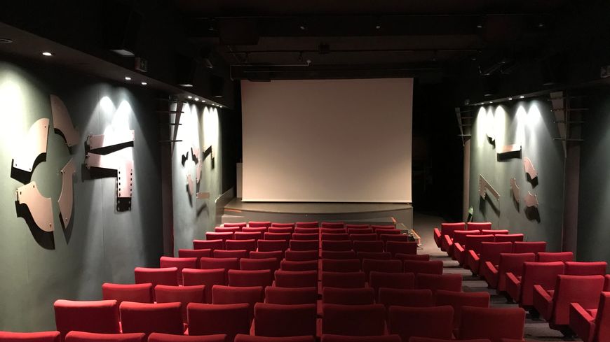La plus grande salle du cinéma compte 120 places.