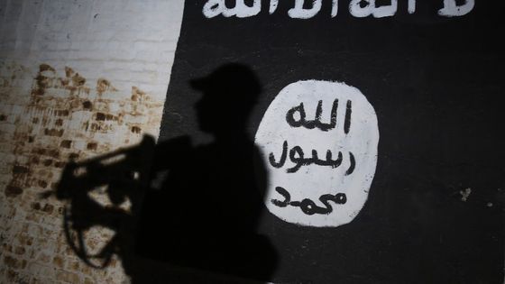 Un soldat des forces irakiennes à Mossoul inspectant un ancien centre d'entrainement utilisé par les terroristes de l'organisation État islamique en 2017. ©AFP - QARYAT ĀLBŪ SAYF