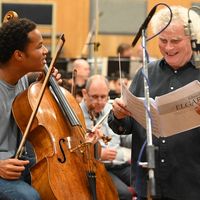 Le violoncelliste Sheku Kanneh-Mason et Sir Simon Rattle avec le London Symphony Orchestra, lors de leur enregistrement du concerto d'Elgar pour Decca