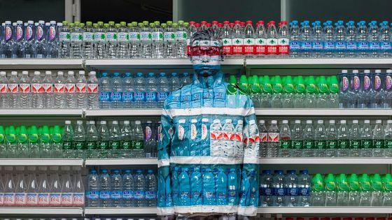 « Hiding in the city, Water Crisis », Liu Bolin (2013, 120 cm x 120 cm) dans le cadre de l'exposition "Je mange donc je suis" au Musée de l'Homme - Liu Biolin, courtesy Galerie Paris-Beijing