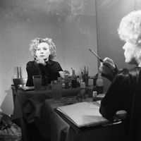 Ingrid Caven dans sa loge après son concert au Pigall's à Paris le 2 juin 1978, France.