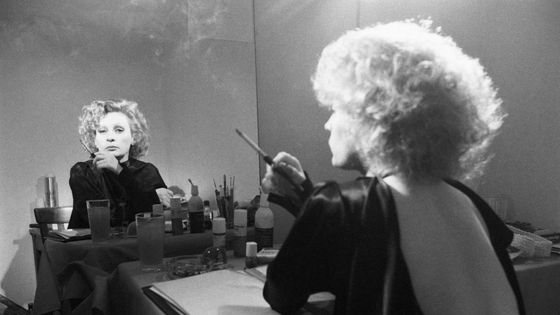 Ingrid Caven dans sa loge après son concert au Pigall's à Paris le 2 juin 1978, France. ©Getty - Photo by Daniel SIMON/Gamma-Rapho via Getty Images