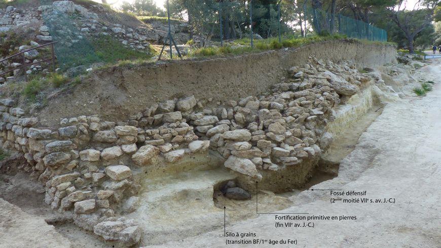 Les vestiges de la fortification archaïque (fin VIIe-VIe s. av. notre ère), vus en coupe à l'extrémité nord de l'oppidum de Saint-Blaise.