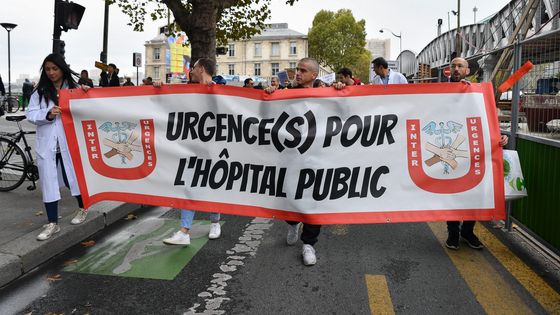 Manifestation du personnel hospitalier en octobre 2019 à Paris contre le projet de loi de financement de la sécurité sociale ©Maxppp - Julien Matti