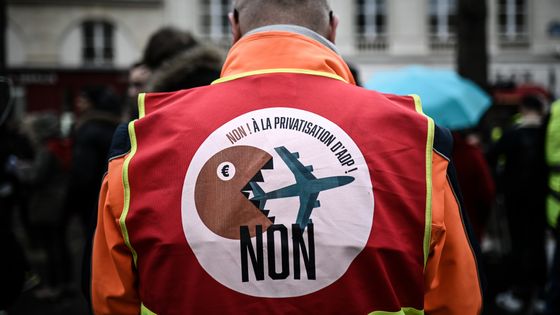 Un manifestant de la CGT lors d'une manifestation des Gilets jaunes contre le projet de privatisation d'ADP devant l'Assemblée nationale à Paris le 13 mars 2019 ©AFP - Philippe LOPEZ / AFP
