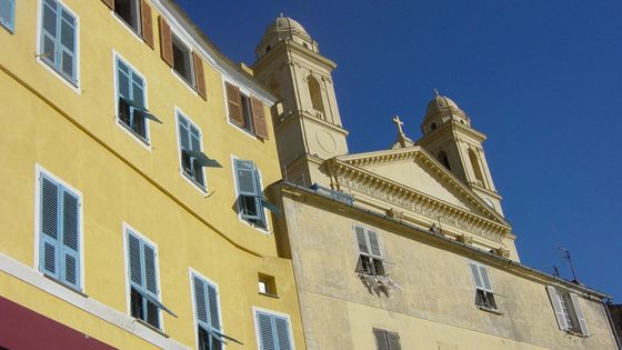 Vue de l'église Saint-Jean-Baptiste dans le quartier du vieux port à Bastia en Corse, en décembre 2006. ©Radio France - Alexandra Malpot