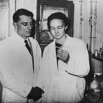 Irène et Frédéric Joliot-Curie, savants français ayant accueilli les scientifiques venant se réfugier en France pour fuir les persécutions de l'Allemagne nazie