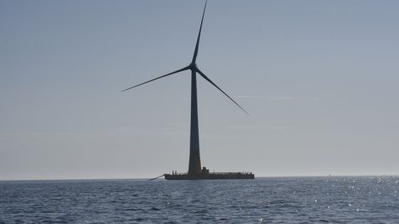 La première éolienne flottante à la Turballe en 2018. Dans la PPE, deux nouveaux appels d'offre sont prévus, cette fois en Méditerrannée ©AFP - Sébastien Salom Gomis
