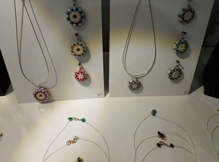 Des bijoux en verre aux effets de porcelaine signés Suzanne Zuniga.