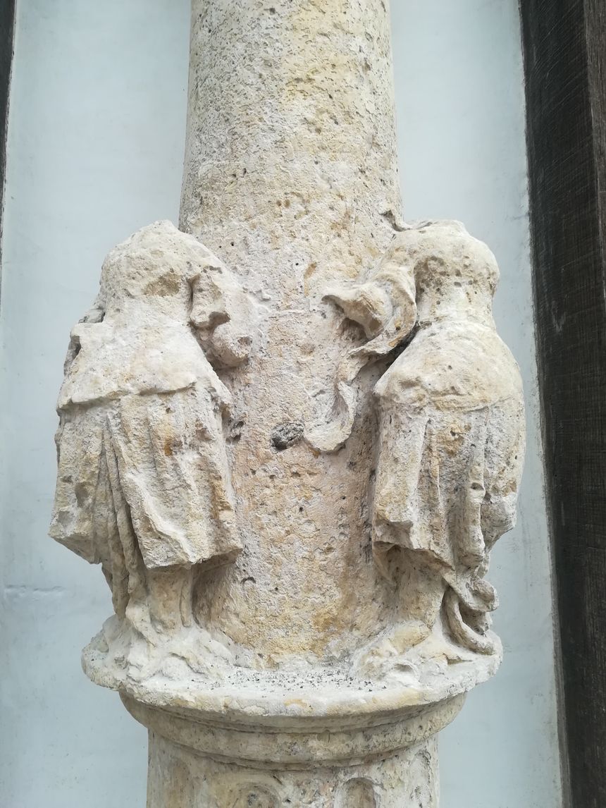 Détail d'une colonne - sculptures féminines (Aître Saint-Maclou - Rouen)
