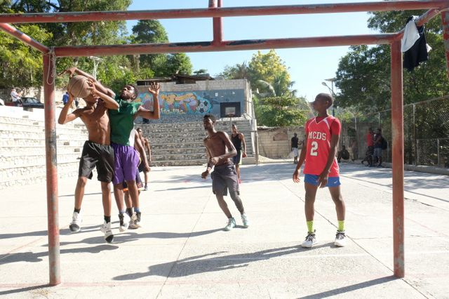 Haiti quartier Christ Roi, terrain de sport réhabilité par l'ONG Solidarité Internationale