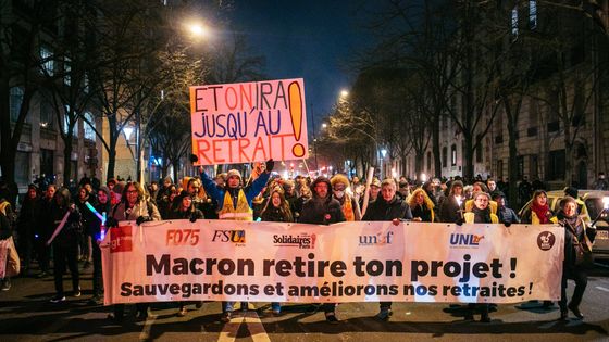Manifestation aux flambeaux, à Paris, pour protester contre la reforme des retraites ©AFP - Mathieu Menard / Hans Lucas
