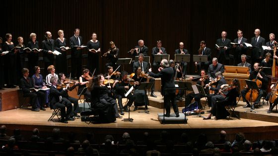Le choeur et l'orchestre du Collegium Vocale Gent interprètent la Passion selon Saint-Jean au Alice Tully Hall du Lincoln Center de New York en 2007 ©Getty - Hiroyuki Ito