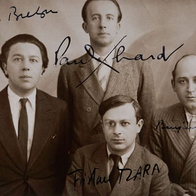 Les poètes surréalistes André Breton, Paul Eluard, Tristan Tzara et Benjamin Peret