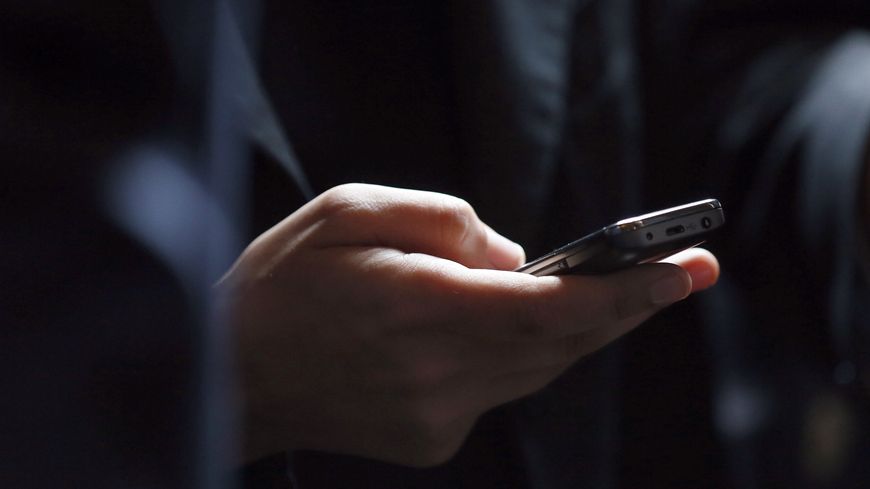 La jeune génération passe 4 heures par jour sur son smartphone.