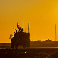 Un véhicule faisant partie d'un convoi militaire américain roule à la périphérie de la ville de Qamishli, au nord de la Syrie, contrôlée par les Kurdes