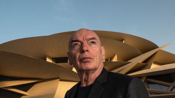 Jean Nouvel pose devant le Musée national du Qatar le 28 mars 2019 ©AFP - AFP PHOTO / NATIONAL MUSEUM OF QATAR / AMMAR ABD RABBO
