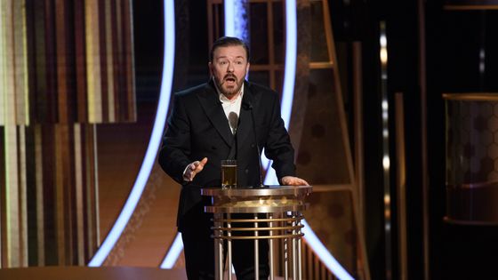 "Prenez votre trophée et cassez-vous" : l'acteur Ricky Gervais aux Golden Globes 2020 ©Maxppp - EPA/MAXPPP