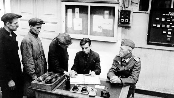 Image d'archive du Berliner Verlag de propagande nazie en 1942 : "Retour au travail grâce au management allemand". ©Getty - Berliner Verlag/Archiv/picture alliance