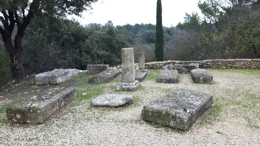 l'ancien cimetière derrière la chapelle romane du XIème siècle sur les hauteurs de Vénéjan