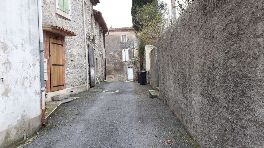 Dans les rues de Corconne en direction du restaurant L'Alisson pour y retrouver Bruno le propriétaire des lieux