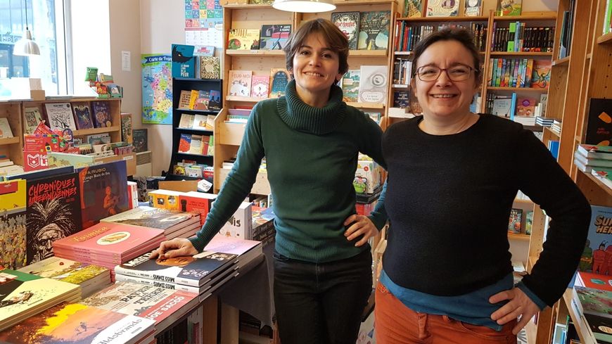 Anaïs Massola (à droite) tient la librairie "Le rideau rouge" dans le 18 ème arrondissement de Paris