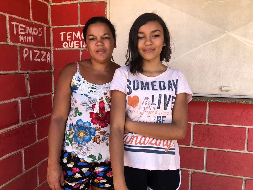 Renata la marchande de sandwich de Parque de Cachoeira , et sa fille Rayane, dans un des faubourgs de Brumadinho les plus touchés par la catastrophe du 25 janvier 2019