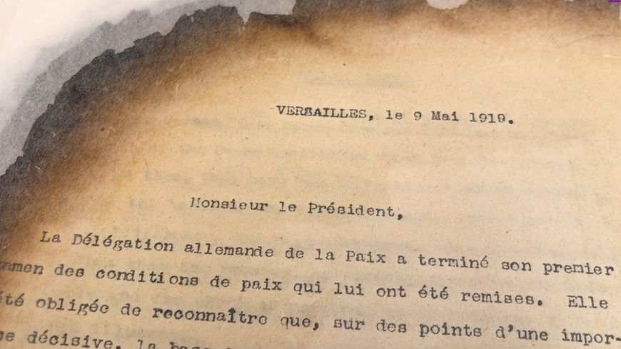 La réponse allemande au traité de Versailles de 1919 réapparaît miraculeusement en Pologne en 1977.