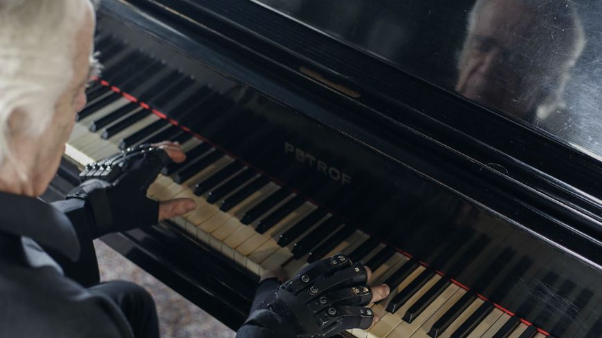 Des gants en néoprène et des pièces imprimées en 3D lui permettent à nouveau de jouer