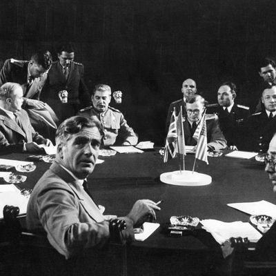 Staline, leader soviétique fait face au Premier britannique Clement Attlee et son ministre des Affaires étrangers Anthony Eden, lors de la conférence de Potsdam, du 17 juillet au 02 août 1945